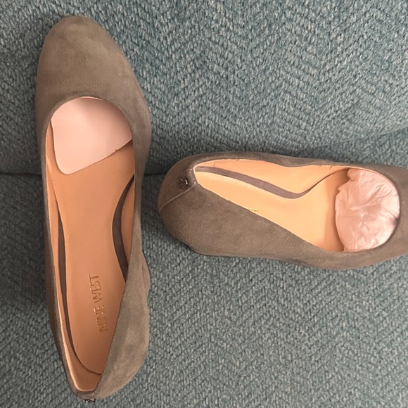 Nine West Women's grey Suede Wedge shoes - Picture 2 of 6